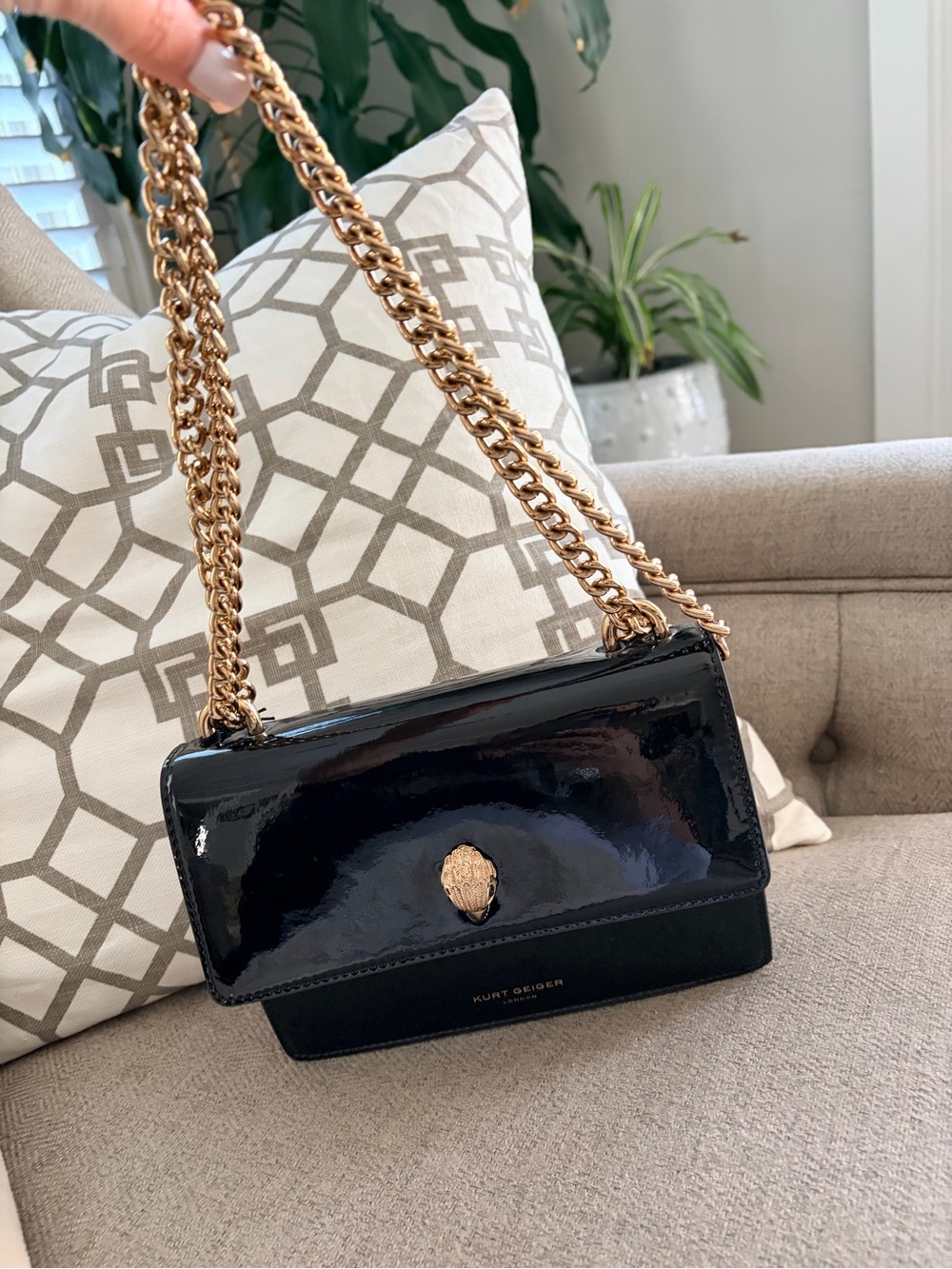 Kurt Geiger Black Patent Leather Crossbody with Gold Shell Clasp - Picture 3 of 10